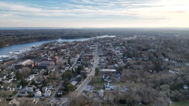 Rhode Island, ABD 'deki bir nehrin yakınındaki yol ve evlerin insansız hava aracı görüntüleri.
