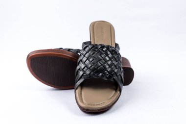 beyaz zemin üzerinde ayakkabı