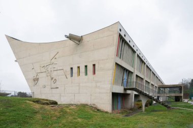 Kültür Maison Le Corbusier 'in dekore edilmiş dış görünüşü, açık gökyüzü ile Kültür Merkezi