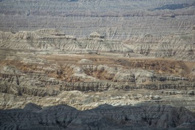 Zada County, Tibet, Çin 'deki kayalık dağların güzel manzarası.