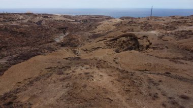 Çöldeki Arco de Tajao oluşumunun havadan görünüşü Cala de Tajao şehrinin dışında, arka planda deniz, Tenerife, Kanarya Adaları