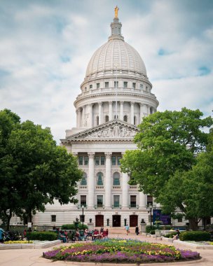 Wisconsin eyaletinin Madison, Wisconsin 'deki binasının dikey yakın çekimi.