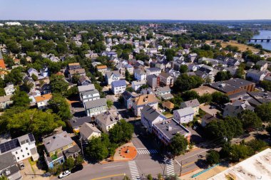Providence RI, ABD 'deki Doğu Providence Expressway' in Cape Cod evlerinin insansız hava aracı görüntüsü.