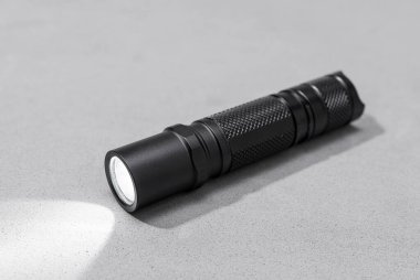 Gri arkaplanda izole edilmiş modern alüminyum cep feneri anahtarı