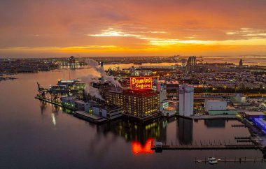 Baltimore Limanı, Chesapeake Körfezi, Domino Şeker Fabrikası üzerinde güneşin doğuşunu gösteren hava manzarası.