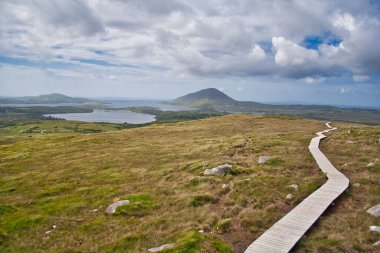 Connemara Ulusal Parkı 'ndaki Diamond Hill dağ yolunun hava görüntüsü.