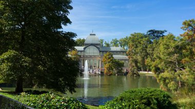 Manzaralı bir binası olan bir nehir, Etiro 'da cam bir saray, Madrid, İspanya