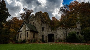 Squire 's Castle' ın Willoughby Hills, Ohio, ABD 'deki bulutlu gökyüzünün altında güzel bir görüntüsü.