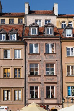 Polonya 'nın Varşova kentindeki eski kasaba pazar meydanındaki tarihi binaların cephesi