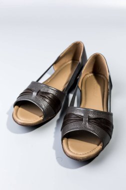 beyaz zemin üzerinde ayakkabı