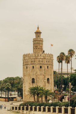 İspanya, Sevilla 'daki Torre del Oro askeri gözlem kulesinin dikey görüntüsü.
