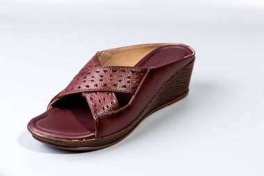 beyaz zemin üzerinde ayakkabı