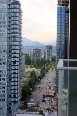 Kanada 'nın Surrey kentindeki yerleşim binaları arasında gün batımında ele geçirilen otoyolların dikey görüntüsü