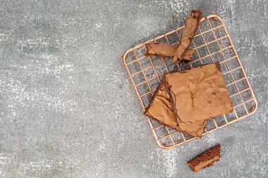 Lezzetli ev yapımı çikolatalı brownie tatlısına yakın plan.