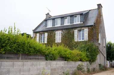 Fransa 'nın Roscoff şehrinde eski tarz mimarisi olan güzel bir bina.