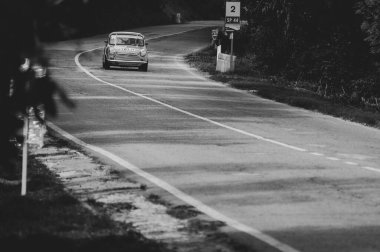 Pesaro 'daki İtalya Şampiyonası' nın yokuş yukarı sürüşü sırasında kurulmuş gri pullu bir araba.