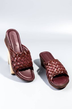 beyaz zemin üzerinde ayakkabı