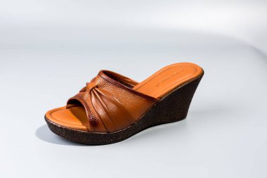 beyaz zemin üzerinde ayakkabı