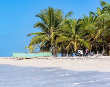 Güneşli bir yaz gününde güzel bir deniz manzarası