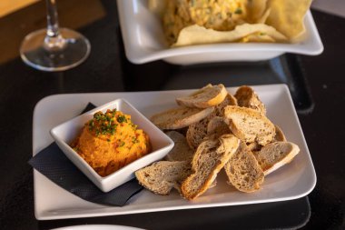 Restoran masasında taze bir tabak.