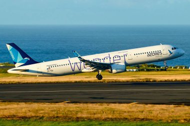 Azores Havayolları uçağı A321NEO Ponta Delgada Azores 'den kalkıyor ve arka planda okyanus var.
