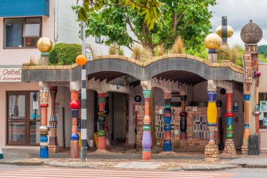 Hundertwasser, Kawakawa, Northland, Yeni Zelanda 'da tuvalet tasarladı.