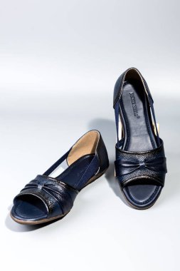 beyaz zemin üzerinde ayakkabı