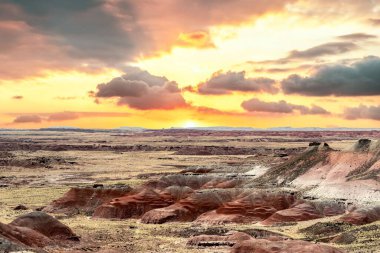 Gün batımında, Arizona, ABD 'deki Petrified Forest Ulusal Parkı' ndaki tortu katmanları..