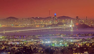 San Francisco Körfezi 'nin güzel mimarisi günbatımında, Kaliforniya