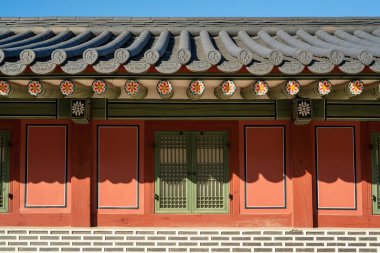 Güneşli bir günde Gyeongbokgung Sarayı 'nın güzel bir fotoğrafı.