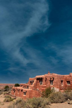 ABD 'nin Petrified Forest Ulusal Parkı' ndaki tarihi bir çöl otelinin dikey çekimi..