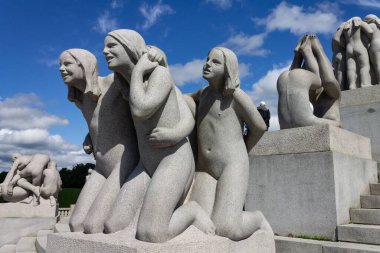 Modern heykeller, Norveç, Oslo 'daki Vigeland parkındaki insan figürleri, maneviyat kavramı.