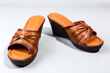 beyaz zemin üzerinde ayakkabı