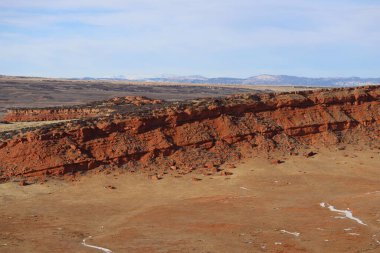 Casper, Wyoming çölündeki kırmızı kumtaşı kayalıkları.