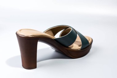 beyaz zemin üzerinde ayakkabı