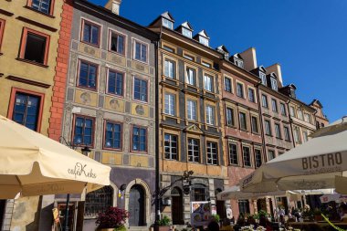 Polonya 'nın Varşova kentindeki eski kasaba pazar meydanındaki Dekert Side' daki kiralık evler.