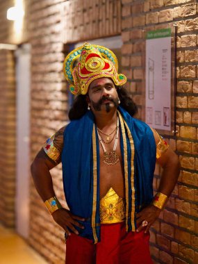 Onam 'da Mahabali' yi canlandıran Hintli bir adam.