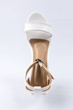 beyaz zemin üzerinde ayakkabı