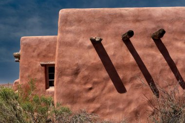 Petrified Forest Ulusal Parkı, Arizona, ABD 'de tarihi bir kerpiç tarzı Boyalı Çöl Oteli..