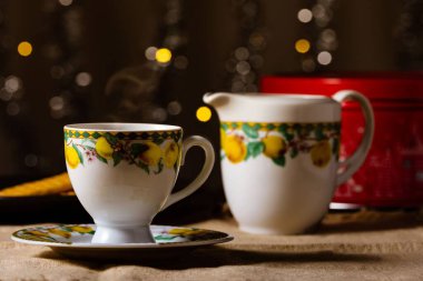 Limonlu bir fincan ve masada bir sürahi.