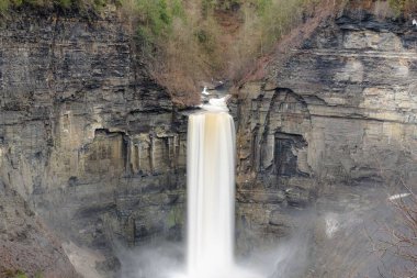 Ithaca NY yakınlarındaki Taughannock Falls Eyalet Parkı 'nda şelale..