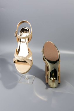 beyaz zemin üzerinde ayakkabı