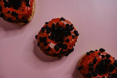 Pembe arka planda kurabiyelerin yakın çekimi