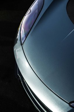 Lüks bir arabanın farının dikey dramatik çekimi.