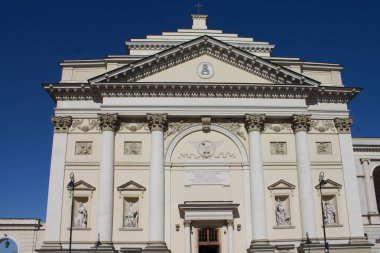 Polonya 'nın Varşova kentindeki Castle Square' deki St. Anne Kilisesi.