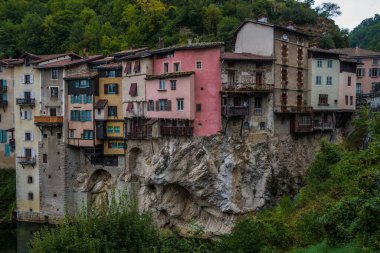 Fransa 'da Pont en Royans' ın asma evi cephesi