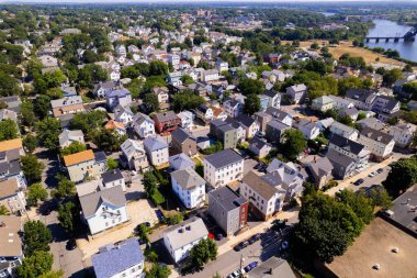 Providence RI, ABD 'deki Doğu Providence Expressway' in Cape Cod evlerinin insansız hava aracı görüntüsü.