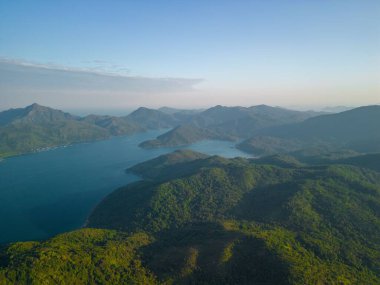Denizlerin yeşil kaplı kıyılarının insansız hava aracı görüntüleri, arka plan için serin.