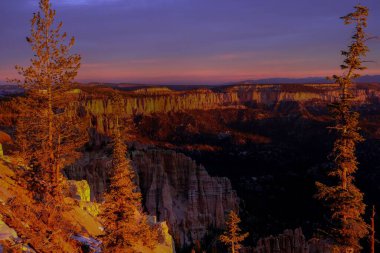 Amerika Birleşik Devletleri, Utah 'ta renkli bir günbatımı sırasında Bryce Canyon Ulusal Parkı manzarası