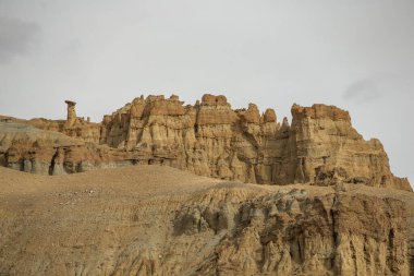 Zada County, Tibet, Çin 'deki kayalık dağların güzel manzarası.